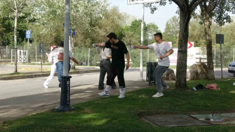 Bunaltıcı sıcaklardan bunalan çocuklar kendi aquaparkını kurdu