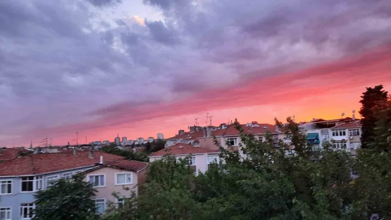 İstanbul’da gökyüzü kızıla boyandı, ortaya çıkan görüntü mest etti