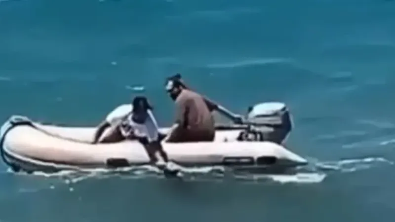 Aydında dalgayla sürüklenen kadının hayatını gençler kurtardı