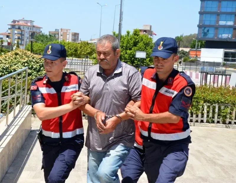 Antalya'da korkunç cinayet: Oğlunu öldürdü, ekipler gelene kadar araçtan inmedi!