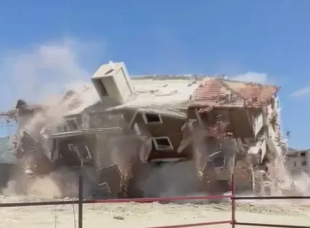 Hatay'da 6 katlı bina yerle bir oldu, o anlar kamerada