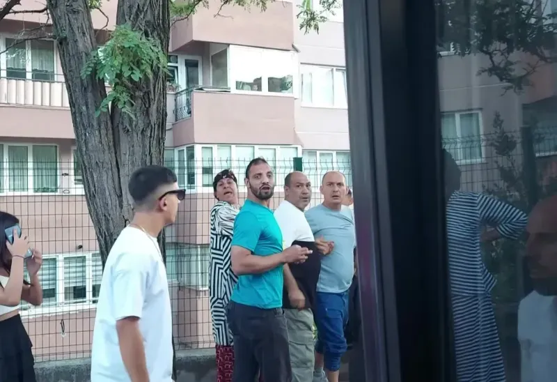 Bebek arabası kapıya sıkışınca öfkelenen baba sürücüye saldırdı