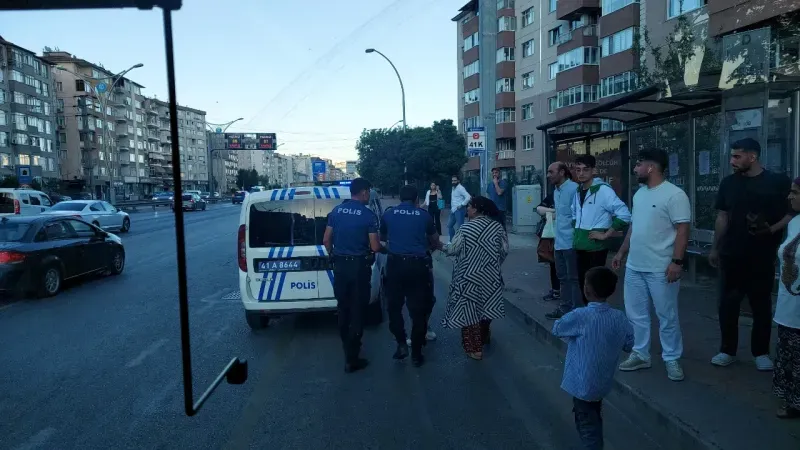 Bebek arabası kapıya sıkışınca öfkelenen baba sürücüye saldırdı