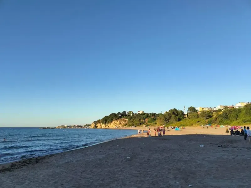Uzun araç kuyrukları oluştu Kandıra sahilleri cıvıl cıvıl