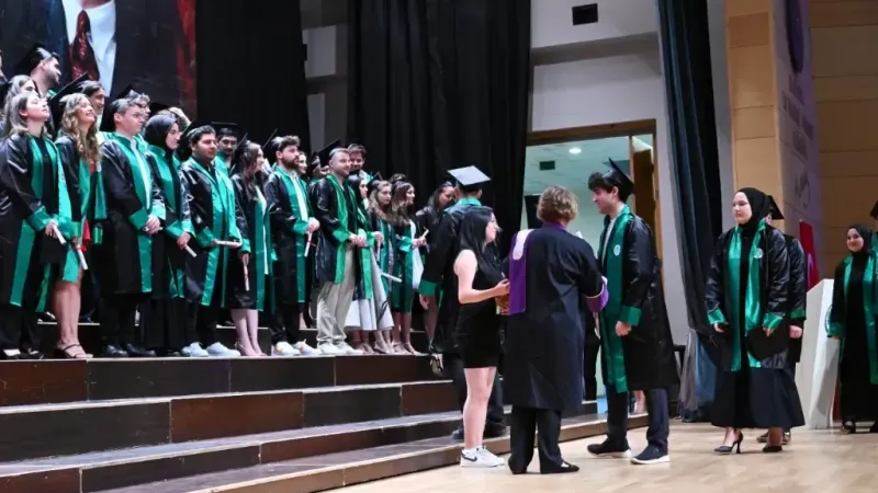 KOÜ'de mimarların mezuniyet coşkusu