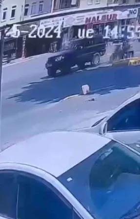 Sakarya'da cipe çarpan motosikletin sürücüsü ağır yaralandı: O anlar kamerada