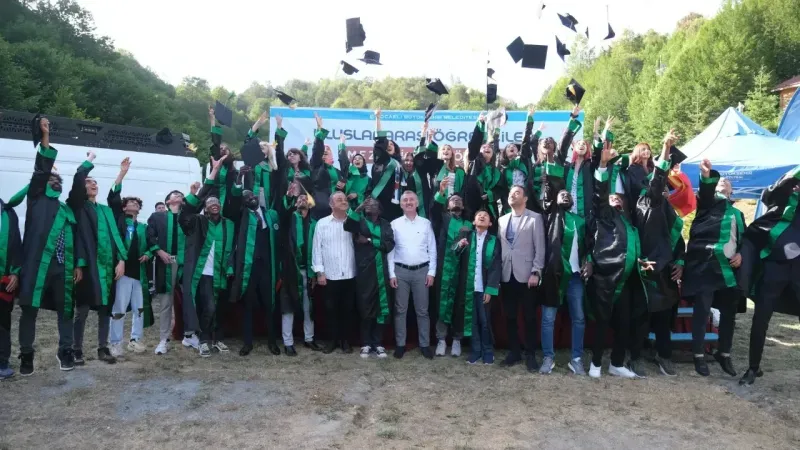 Büyükakın Uluslararası Öğrencilerin mezuniyetine katıldı