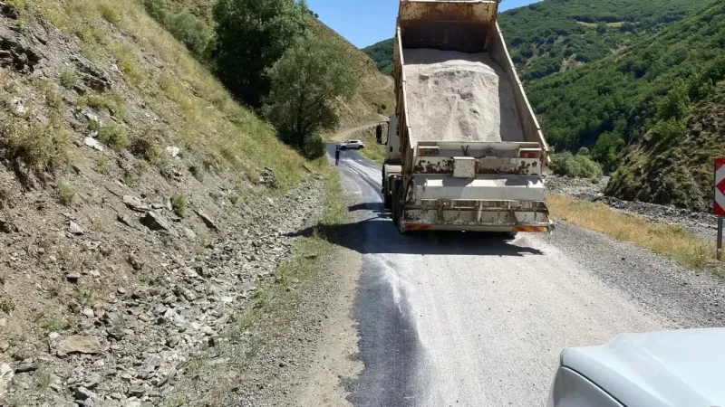 O ilde etkili olan sıcaklar asfaltı eritti