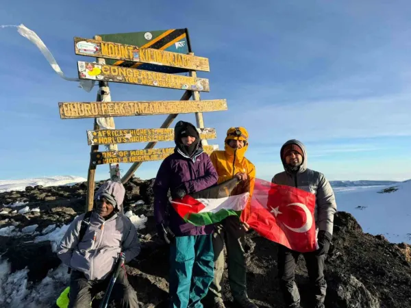 3 Türk iş adamı Filistin’e destek için Afrika’nın en yüksek dağına çıktı!
