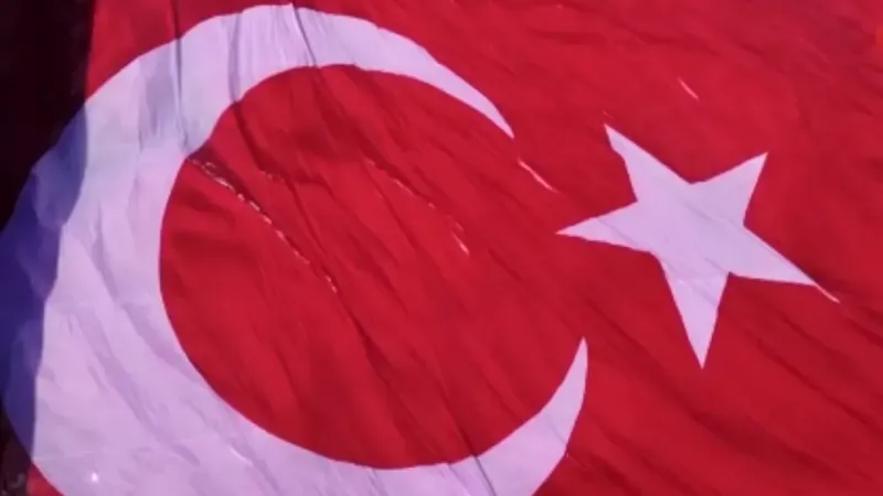 İstanbul Boğazı’nda dev Türk bayrağı açıldı!