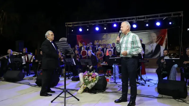 Başkan Çalık, koro ile sahne aldı