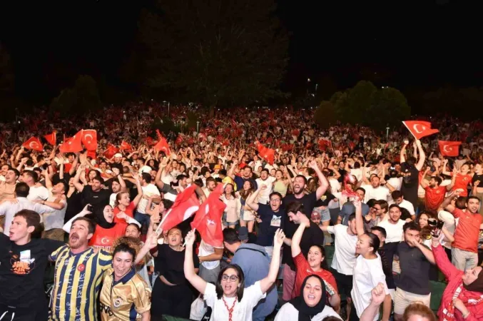 Milli heyecan Beşiktaş’ta Sanatçılar Parkı’nda böyle yaşandı