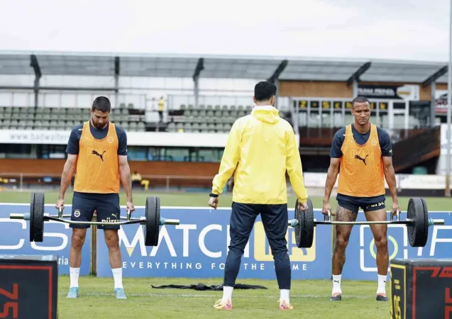 Fenerbahçe, hazırlıklarını sürdürüyor