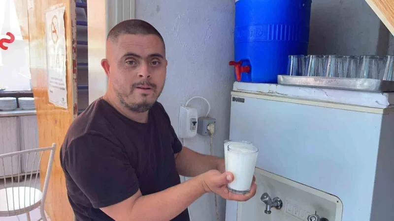 Osmaniye'de 39 yaşındaki down sendromlu garson çalışarak annesine bakıyor