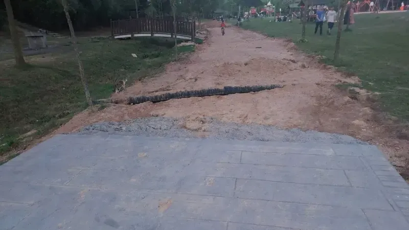 Yürüyüş yoluna beton döktü