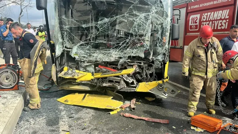 İstanbul'da İETT otobüsü tıra arkadan çarptı: Çok sayıda yaralı