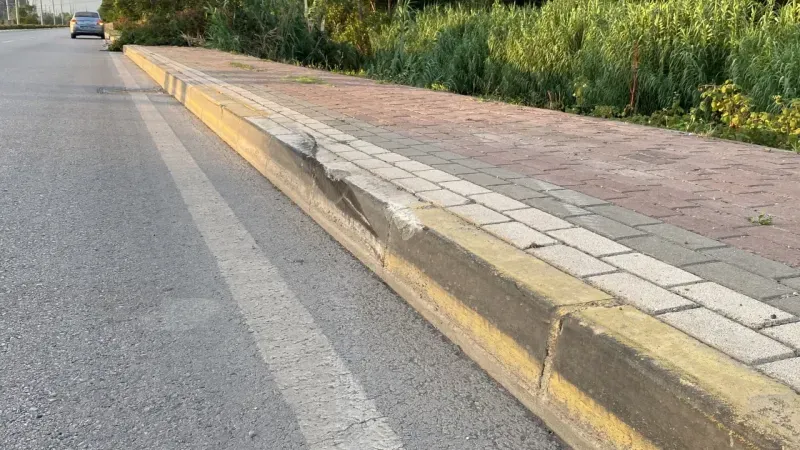 Kaldırıma çarpan otomobil dereye uçtu: Sürücü ağır yaralandı