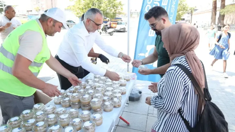 Binlerce vatandaşa 12 ilçede aşure ikramı