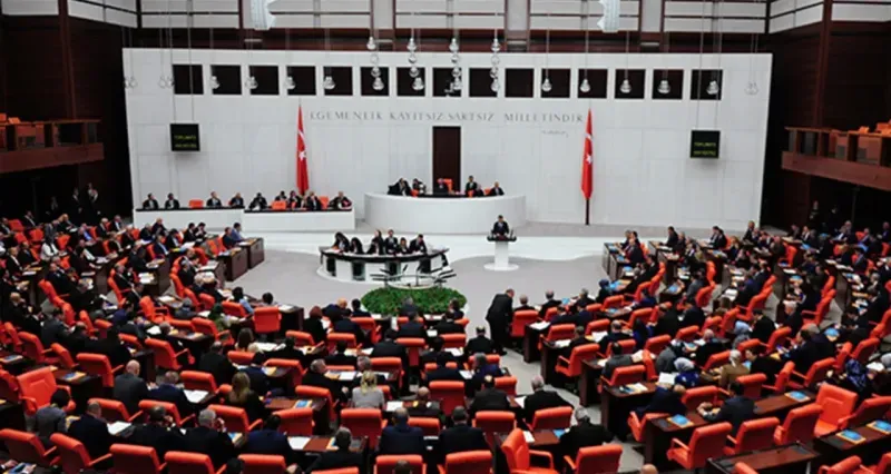 Sokak hayvanları yasanın çıkmasını istemeyenler TBMM’de slogan attı
