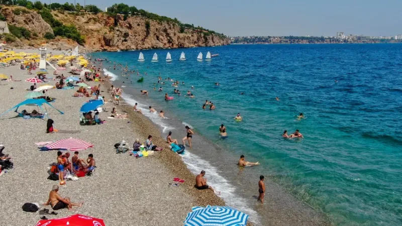 Nem bulutları kapladı, o ilde vatandaşlar sahile koştu