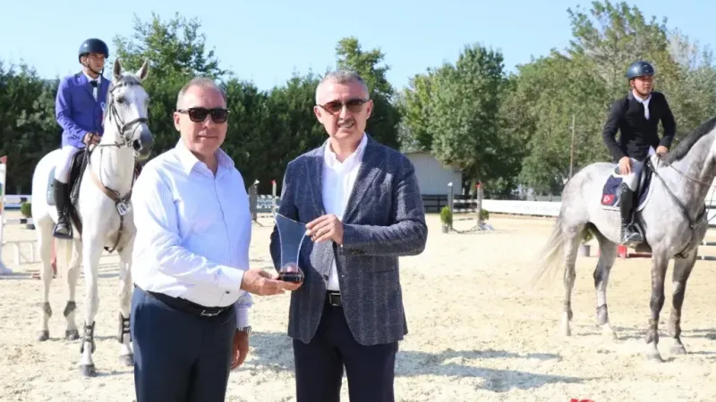 Birinciye kupasını Başkan Büyükakın verdi
