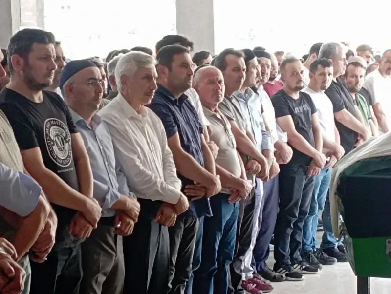 Ablasının cenaze namazını kıldıran imam göz yaşlarına hakim olamadı