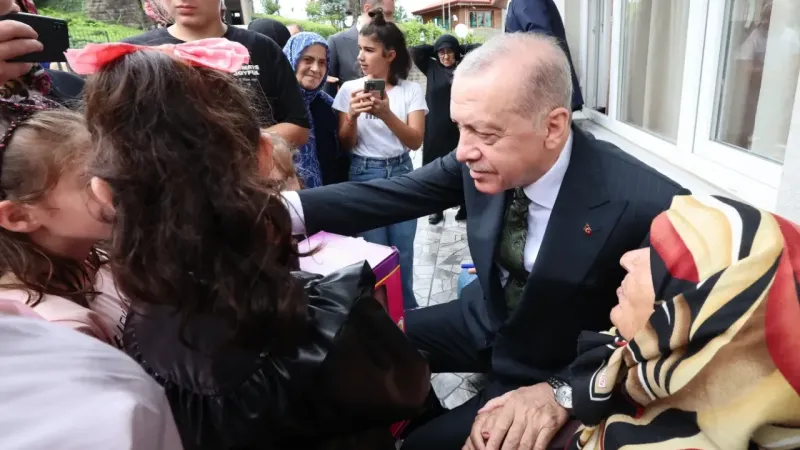 Erdoğan, Rize'de komşu ve akrabaları ile hasret giderdi