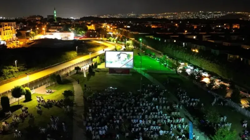 Kartepe'de açık havada sinema keyfi