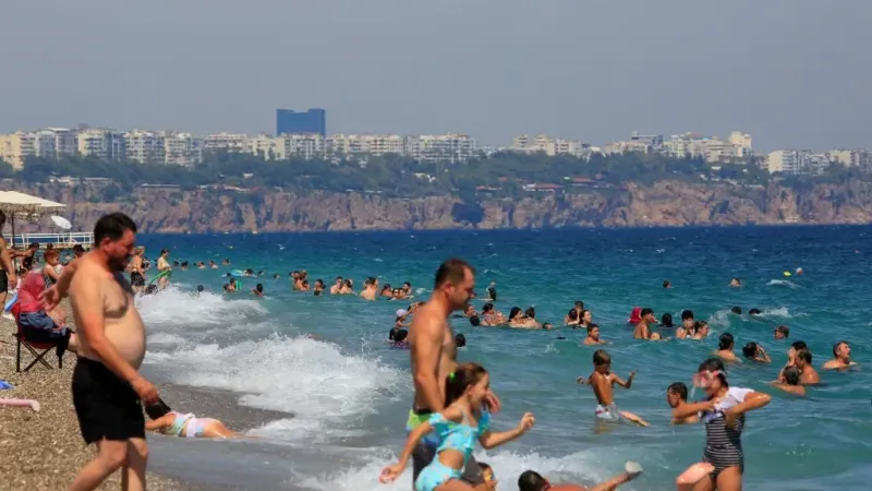 O ilde termometreler 41 dereceyi gösterdi, sıcaktan bunalanlar sahile akın etti