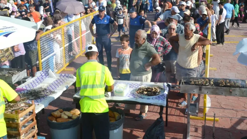 Karamürsel'de 16. Balık Festivali'nde 9 bin balık ekmek dağıtıldı
