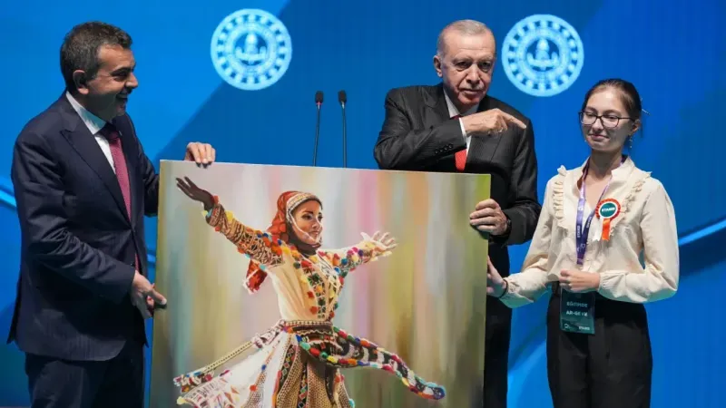 Erdoğan öğrencilerle birlikte ders zili çaldı