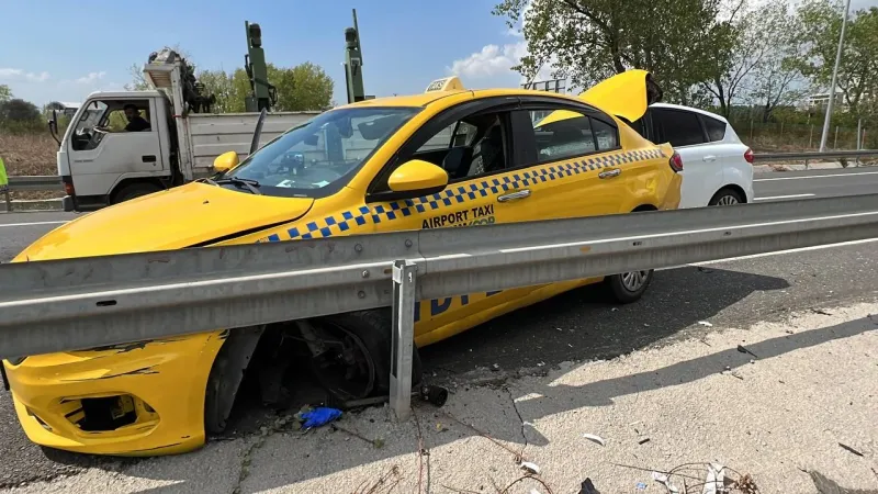 Kocaeli'de otomobille çarpışan taksideki 2 kişi yaralandı