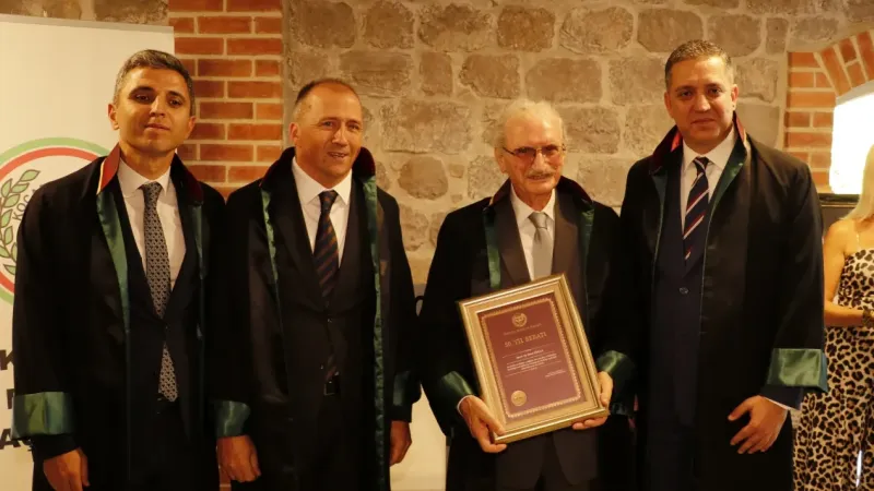 Kocaeli'de 40 ve 50'nci yılını dolduran avukatlara plaket verildi