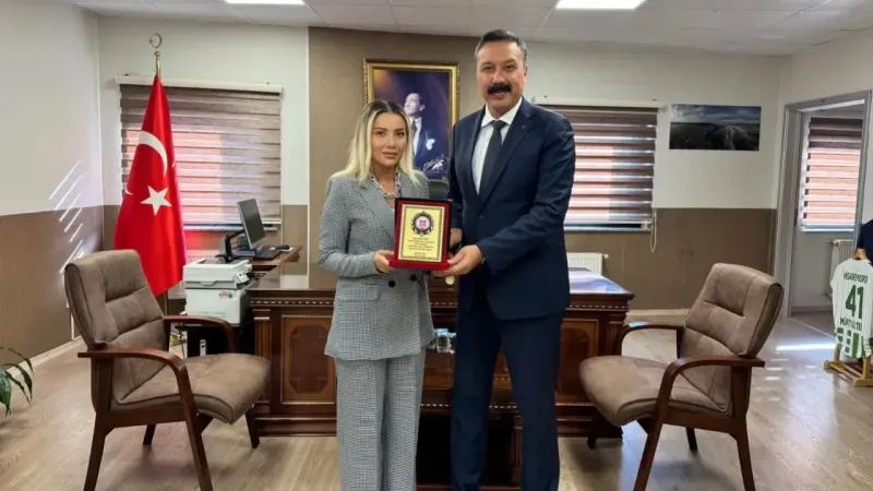 Gölcüklü çocukların ablasına Kaymakam'dan plaket