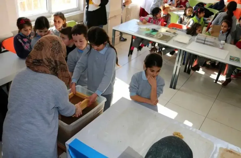 Kağıdın serüveni köy okullarındaki binlerce çocuğa anlatıldı