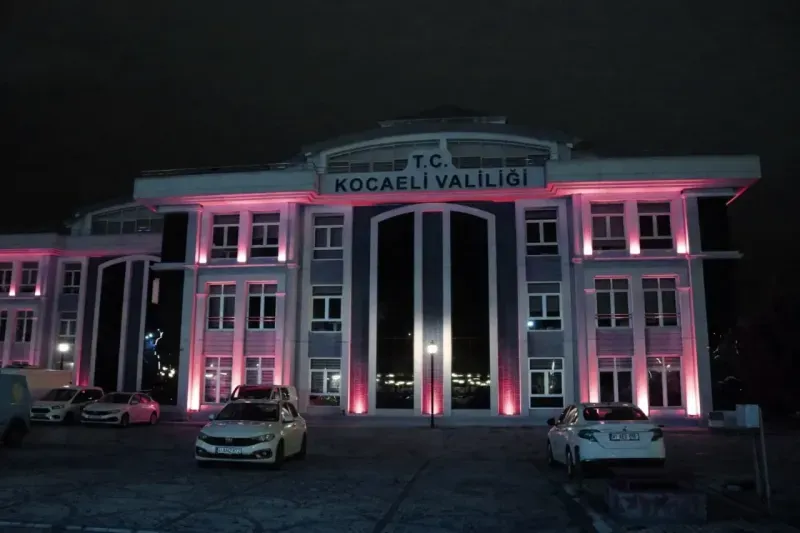 Meme kanseri farkındalığı için pembe ışıklar yakıldı