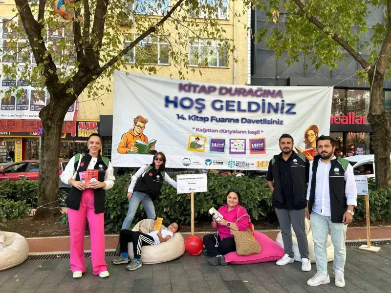 Gençler yürüyüş yolunda kitap okudu