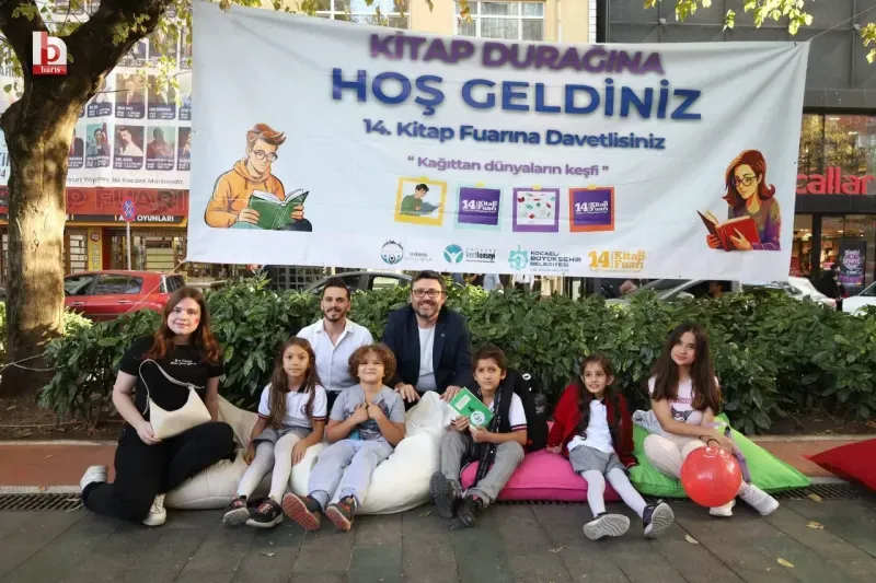 Gençler yürüyüş yolunda kitap okudu