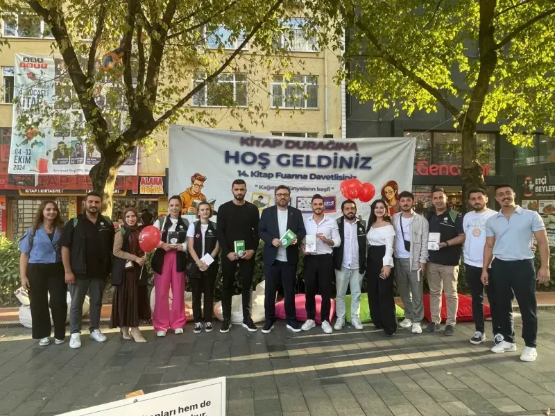 Gençler yürüyüş yolunda kitap okudu