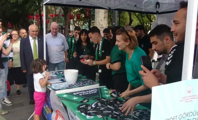 Kocaelispor, kız çocuklarına hediye dağıttı