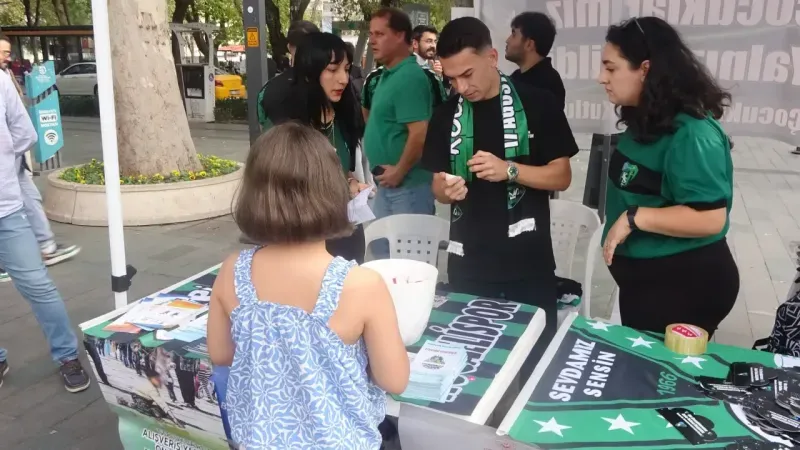 Kocaelispor, kız çocuklarına hediye dağıttı