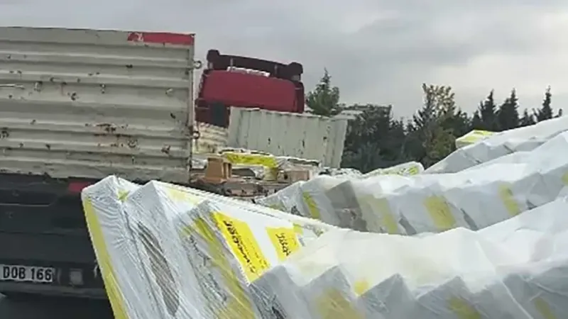 Kocaeli'de tır virajı alamadı! Taşıdığı yükler yola saçıldı...