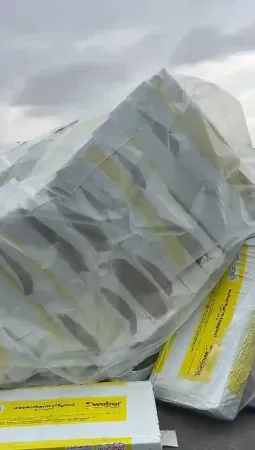 Kocaeli'de tır virajı alamadı! Taşıdığı yükler yola saçıldı...
