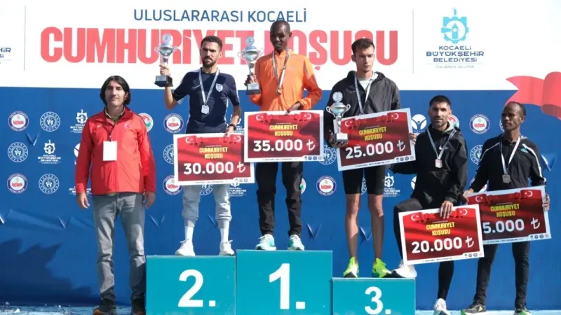 Kocaeli’de Cumhuriyet aşkına koştular!