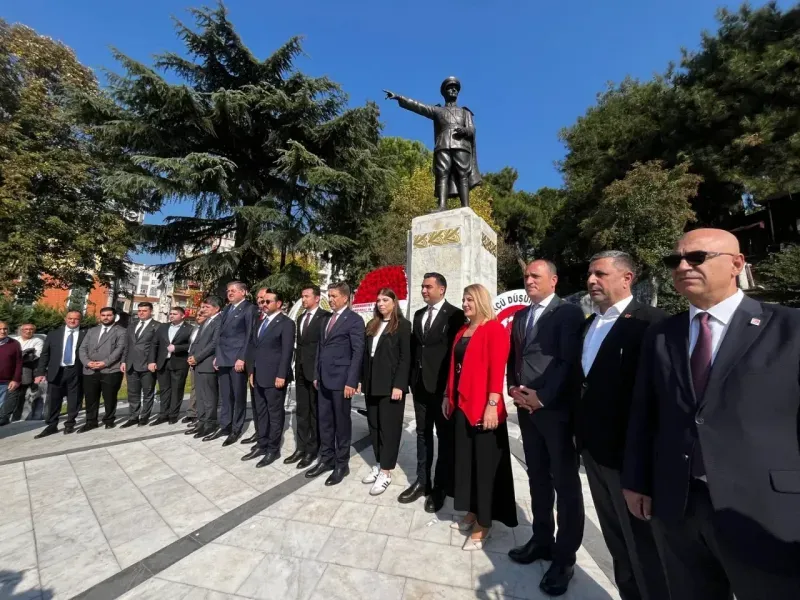 İzmit’te tören alanında parti bayrağı tepkisi!