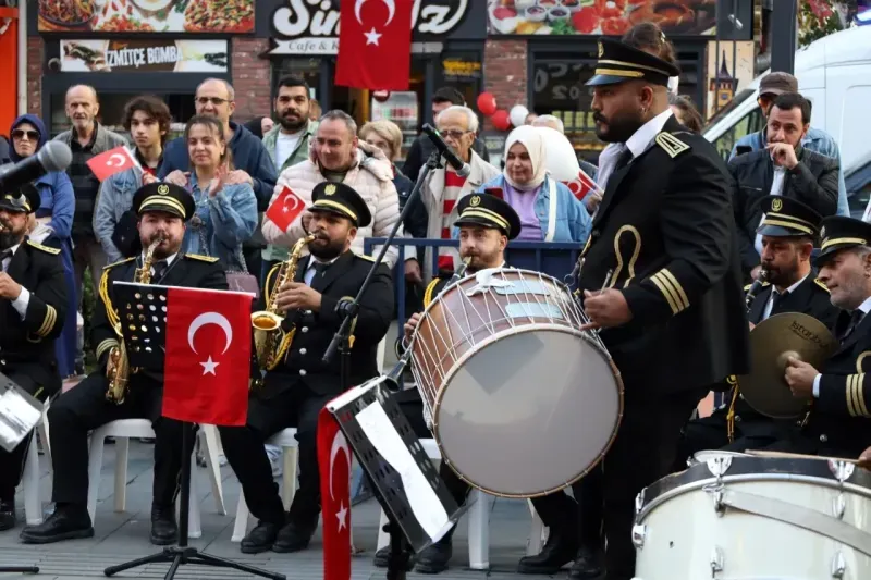 Cumhuriyet Bulvarı, Ata'nın sevdiği şarkılarla yankılandı