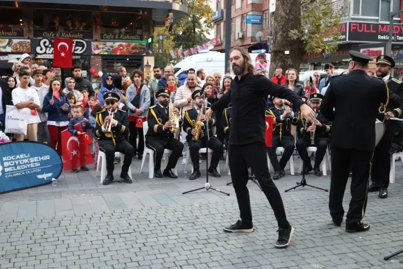 Cumhuriyet Bulvarı, Ata'nın sevdiği şarkılarla yankılandı