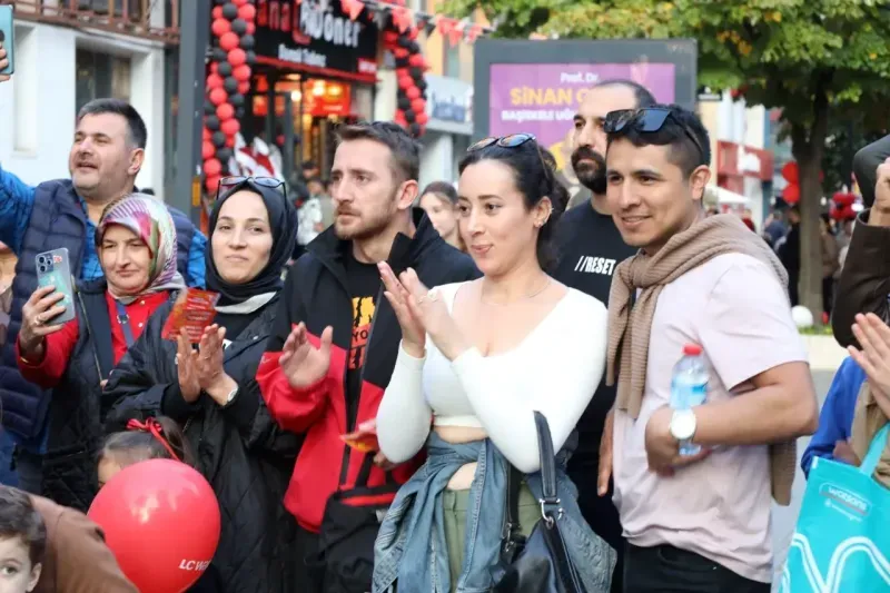 Cumhuriyet Bulvarı, Ata'nın sevdiği şarkılarla yankılandı