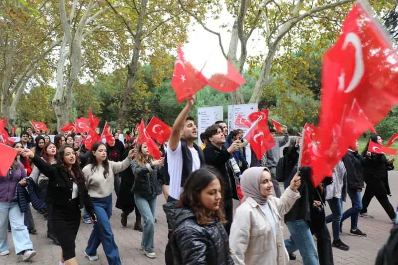 GTÜ Öğrencileri Cumhuriyet için yürüdü