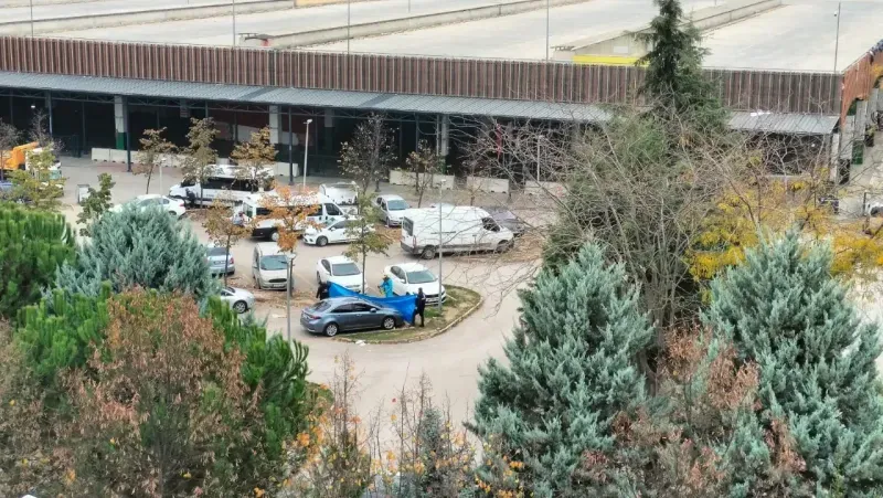 Bu adamlar, İzmit Doğu Kışla’da, ellerinde muşambayla ne yapıyor?